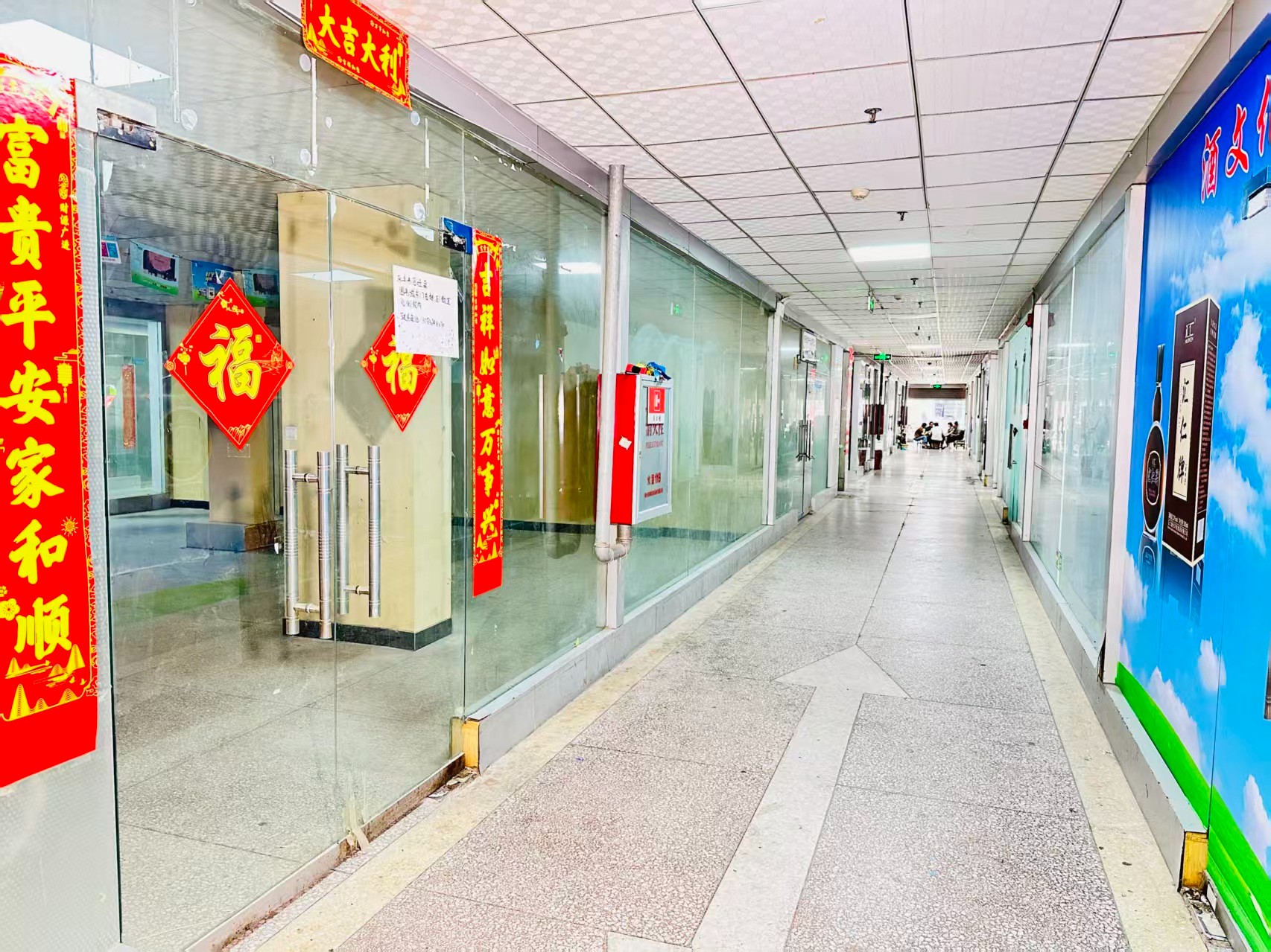 沐春路园区位于洛阳市老城区春都路商贸核心区域，周边商业氛围成熟，交通便利，配套完善。依托传统副食品商贸资源，园区具备良好的经营基础和人气优势，是企业办公、商品展示、批发零售及创业发展的理想选择。
